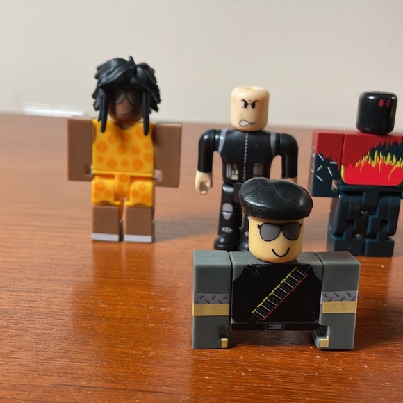 5 Roblox Action Figures - Picture 3 of 4